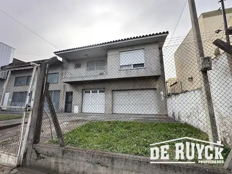 Local con vivienda en Camino General Belgrano