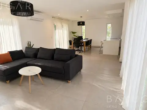 Casa en Venta en Las Golondrinas, USD 360.000