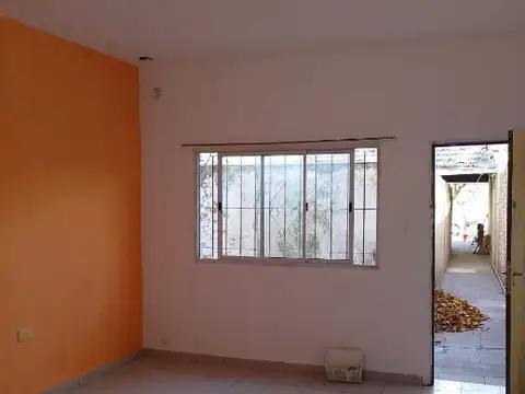 Depto Tipo Casa en Alquiler en Moron, $ 650.000