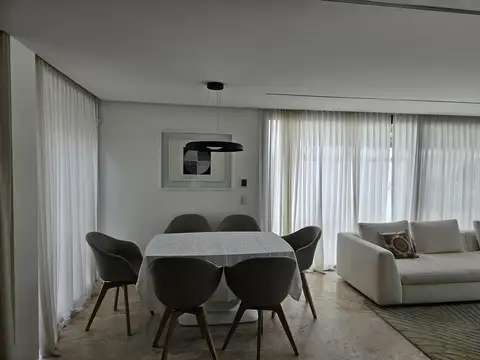 Casa en Alquiler con 4 cocheras