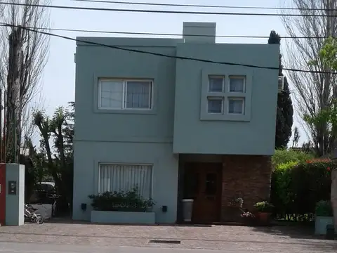 Casa impecable, nueva, frente al parque de ingreso al Club