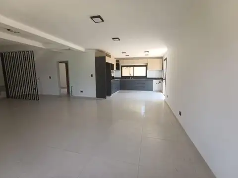 Casa 11 ambientes con 3 baños