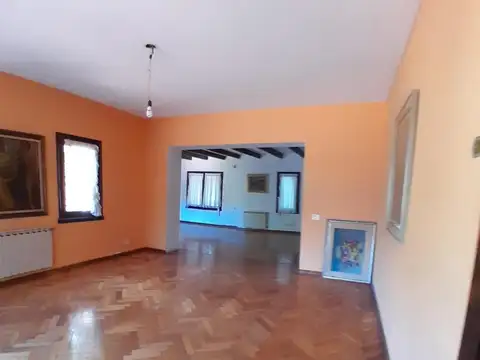 Casa 6 ambientes con 5 baños