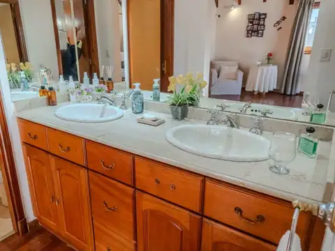 Casa en Venta con 3 cocheras