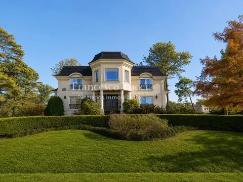 Casa residencia estilo francés con parque en Country San Diego