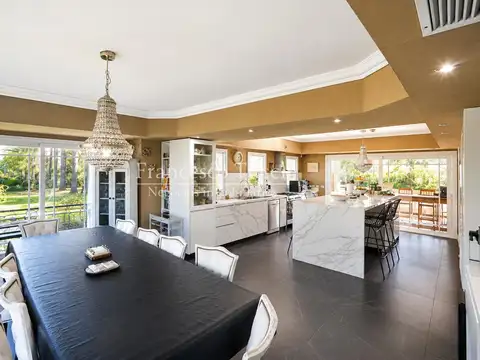 Casa 10 ambientes con 6 baños