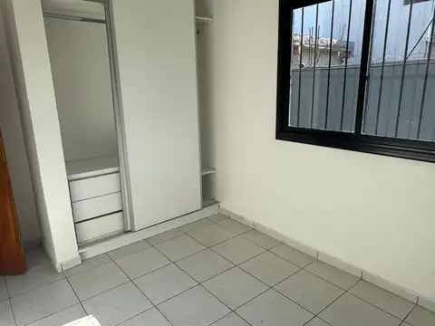 DEPARTAMENTO DE 3 AMBIENTES con patio y entrada para auto