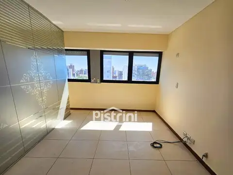 Departamento de un dormitorio, pequeño balcón y parrillero.