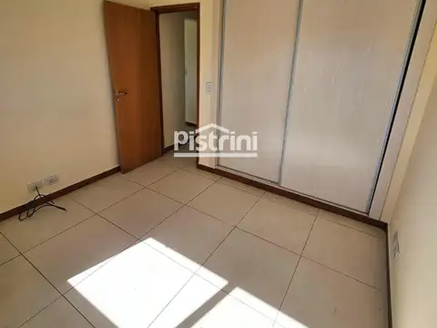 Departamento de un dormitorio, pequeño balcón y parrillero.