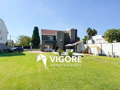 Impecable casa de dos plantas, súper luminosa con piscina, amplio parque y quincho.