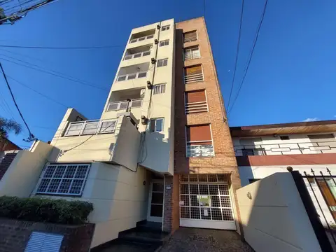 1 AMBIENTE AMPLIO CON COCHERA - BALCON