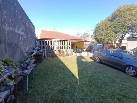 ¡Oportunidad en Berisso! Casa 2 dorm + local comercial, garage 2 autos y parque