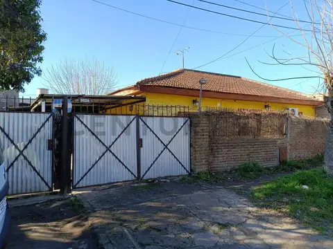 ¡Oportunidad en Berisso! Casa 2 dorm + local comercial, garage 2 autos y parque