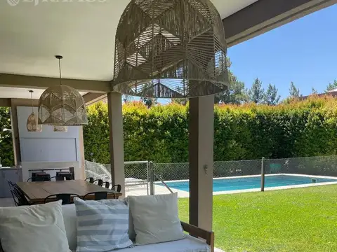 VERANO 2027 ! MUY LINDA CASA EN ALQUILER  ENERO 27 - BARRIO LA DAMASIA -