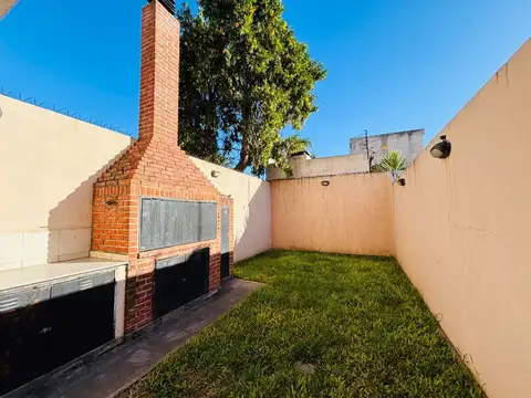 DUPLEX 4 AMB BARRIO GUEMES COCHERA JARDIN PARRILLA
