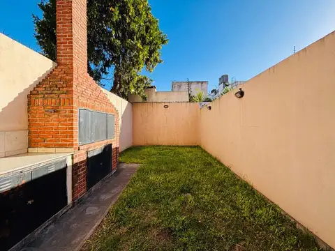 DUPLEX 4 AMB BARRIO GUEMES COCHERA JARDIN PARRILLA