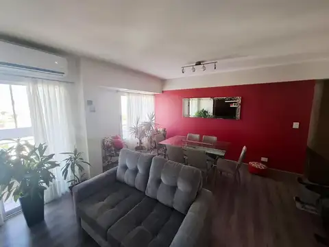 Departamento de 4 amb. con cochera fija. Excelente estado!