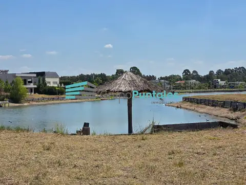 Lote Terreno en Barrio Lagos de Canning con fondo a Laguna 647 M2 exc orientación de sol
