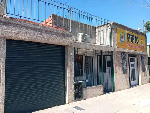 Casa 3 ambientes con jardín, cochera y terraza + local