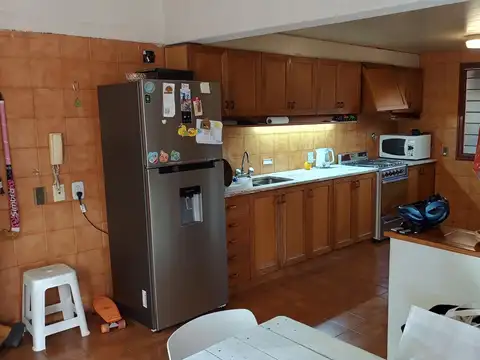 Casa 8 ambientes con 3 baños