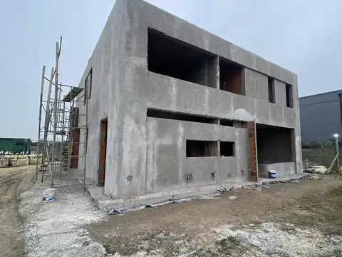 Casa a la laguna de 5 ambientes en San Sebastián, en construcción.