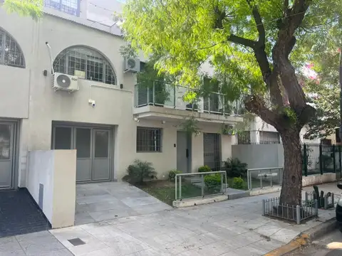 Manuel García al 1000 Barrio River, Núñez. PH Sin expensas. Reciclado totalmente. 260 m2. 3 plantas. 3 dormitorios. 3 baños. Suite. Garage cubierto. Terraza. Quincho. Se vende amoblado y equipado.