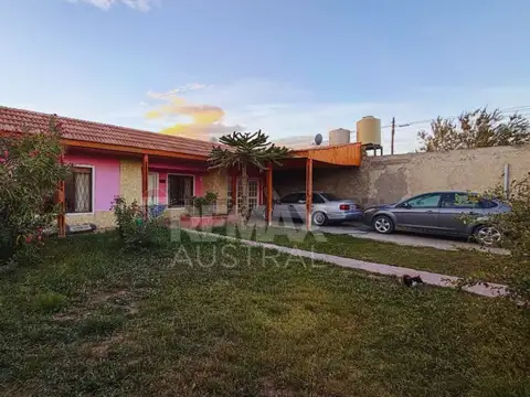 VENTA CASA 3 DORMITORIOS, QUINCHO, GARAGE Y PATIO
