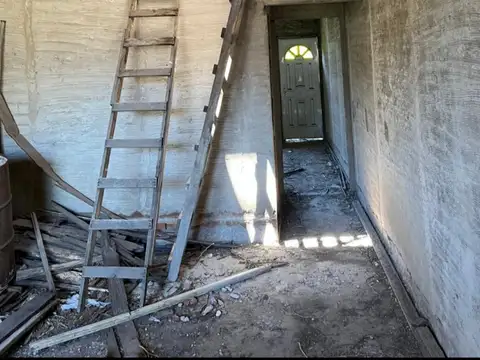 CASA  A TERMINAR EN VENTA  A MTROS DE OLAVARRIA    V. CELINA  (Calle Medina y Ugarte)