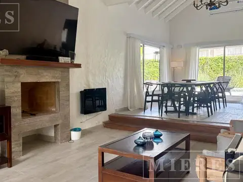 Casa 5 ambientes con 2 baños