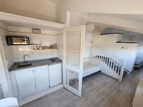 Hindú Club - Alquiler 2 ambientes 28 m2. Amueblado y equipado. 1er piso. Vista a Av. 202.