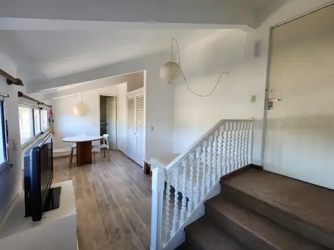 Hindú Club - Alquiler 2 ambientes 28 m2. Amueblado y equipado. 1er piso. Vista a Av. 202.