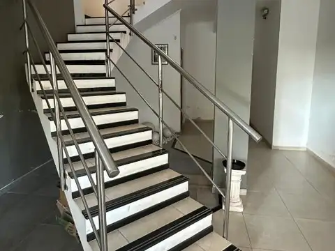 Impecable piso con ingreso independiente en microcentro!