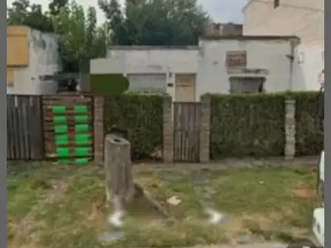 Casa con terreno y quincho para reciclado profundo o demoler en 32 bis y 136