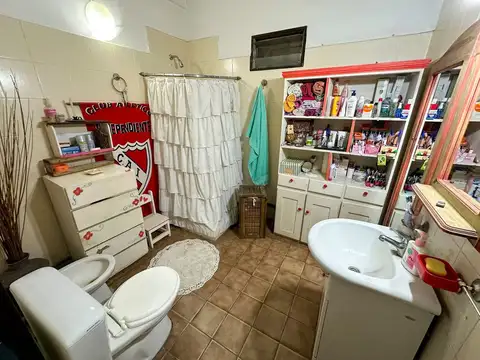 CASA 5 AMBIENTES EN VENTA LUIS GUILLON CON PILETA