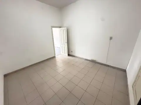 Local comercial sobre avenida Nores Martínez