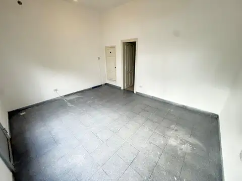Local comercial sobre avenida Nores Martínez