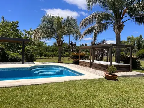 VENTA QUINTA EN LOS ROBLES CARLOS KEEN CON PILETA