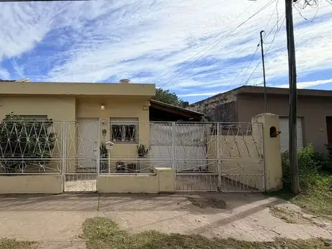 Remax Tendencia vende casa de dos dormitorios