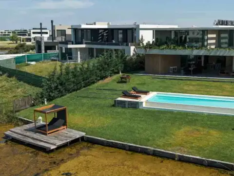 Casa 6 ambientes con 5 baños