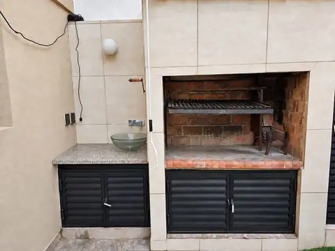 CASA 5 AMB COCHERA - 3 BAÑOS - PATIO CON PILETA - DORMIT SUITE C/VESTIDOR