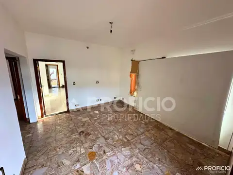 Casa en venta de 3 dormitorios c/ cochera en Berazategui Oeste