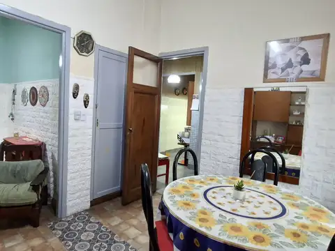 Dto. 3 AMB    Y MEDIO    AL FRENTE EN P. B  - TODOS LOS AMBIENTES CON AIRE Y LUZ - EXCELENTE UBICACION