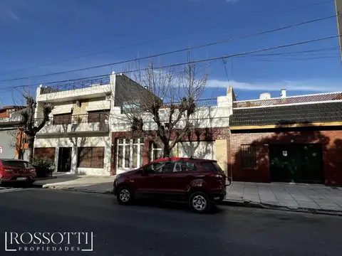 Casa en lote de 8,66 x 29 mts. - Garaje - patio - Terraza - Galpón al fondo - 354 m2.