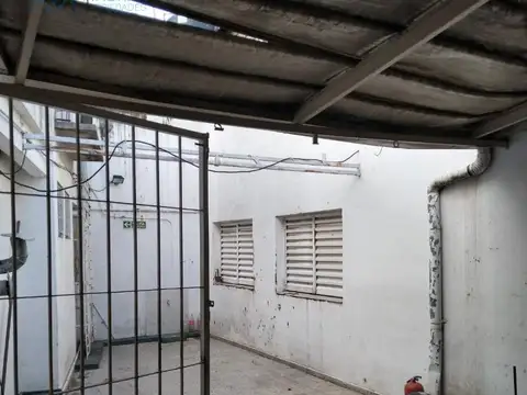 Local con amplio depósito en Corrientes al 2230, Rosario, Sta. Fé