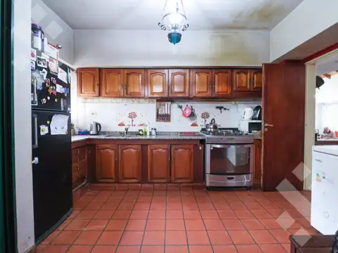 Casa 9 ambientes con 2 baños