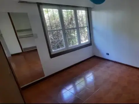 Casa en Alquiler con 3 cocheras