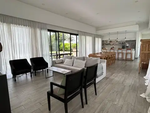 Casa 5 ambientes con 3 baños