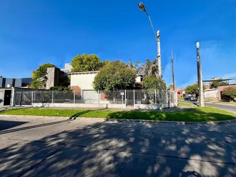 Chalet en esquina + Galpón (uso comercia o industrial)
