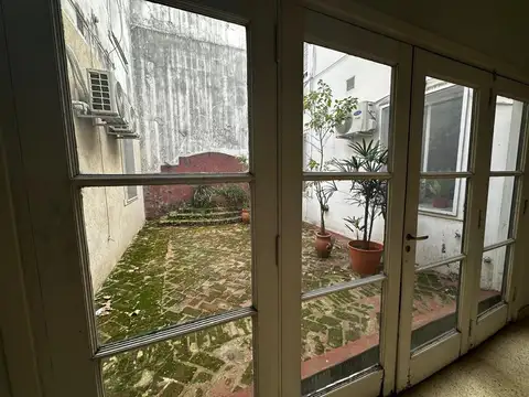 VENTA LUMINOSO Y AMPLIO DOS AMBIENTES EN RECOLETA