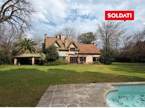 Casa en venta sobre lote de más de  2.500 m2 - excelente acceso - bajas expensas - Pilar